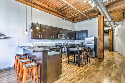 Downtown STL Loft Sleeps 8 + Parking + W/D + Pets