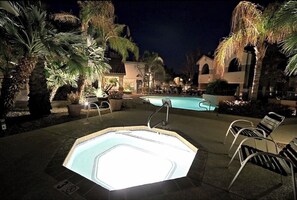 Una piscina al aire libre, una piscina climatizada