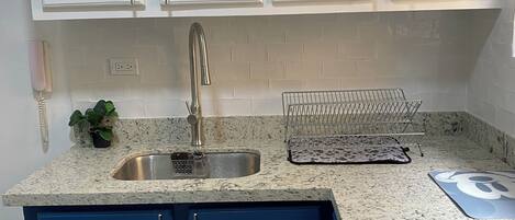 Micro-ondes, four, plaque de cuisson, lave-vaisselle