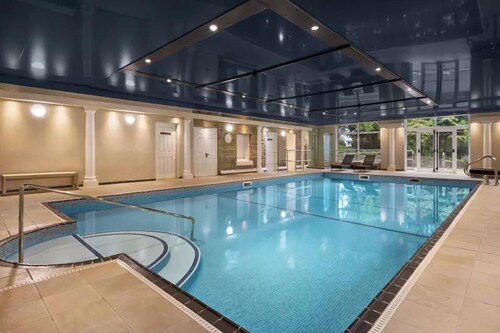 2br-sleeps4-pool-freeparking-trenythonestate