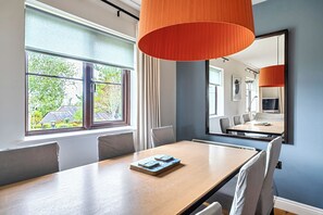 Dining - 2br-sleeps4-pool-freeparking-trenythonestate (Par)