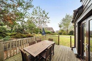 Outdoor dining - 2br-sleeps4-pool-freeparking-trenythonestate (Par)