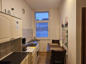 Kjøleskap, ovn, kokeplater og kaffetrakter/tekoker