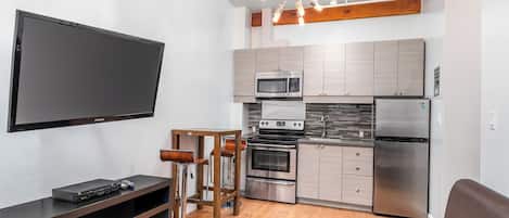 Refrigerador, microondas, horno y parrilla de estufa
