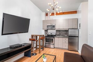 Fridge, microwave, oven, stovetop - Large suite in the heart of downtown Montreal (Montréal)