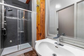 Hair dryer, towels, soap, toilet paper - Large suite in the heart of downtown Montreal (Montréal)