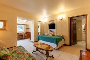 1 bedroom, iron/ironing board, free WiFi, bed sheets - Apartment 'Le Repaire' with Mountain View, Shared Terrace and Garden (Cassis)