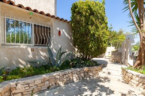 Property grounds - Apartment 'Le Repaire' with Mountain View, Shared Terrace and Garden (Cassis)
