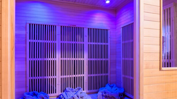A sauna room with wooden slats and towels. - Apartment 'Des Sapins' with Mountain View, Private Terrace and Wi-Fi (La Bresse, Grand Est, France)
