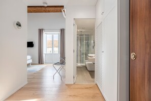 Een douche, een haardroger, handdoeken