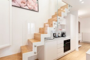 冷蔵庫、電子レンジ、オーブン、コンロ