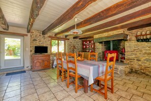 Dining - Holiday Home 'Maison Avec Grand Jardin' with Private Terrace, Private Garden and Wi-Fi (Férel)