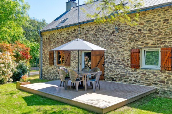Outdoor dining - Holiday Home 'Maison Avec Grand Jardin' with Private Terrace, Private Garden and Wi-Fi (Férel)