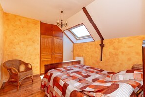 3 bedrooms, iron/ironing board, free WiFi, bed sheets - Holiday Home 'Maison Avec Grand Jardin' with Private Terrace, Garden & Wi-Fi (Férel)