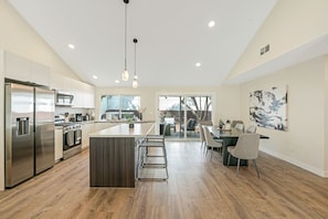 Fridge, microwave, oven, stovetop - San Diego Retreat w/ Hot Tub Near Beach & Downtown (San Diego)