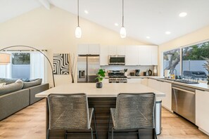 Kylskåp, mikrovågsugn, ugn och spishäll