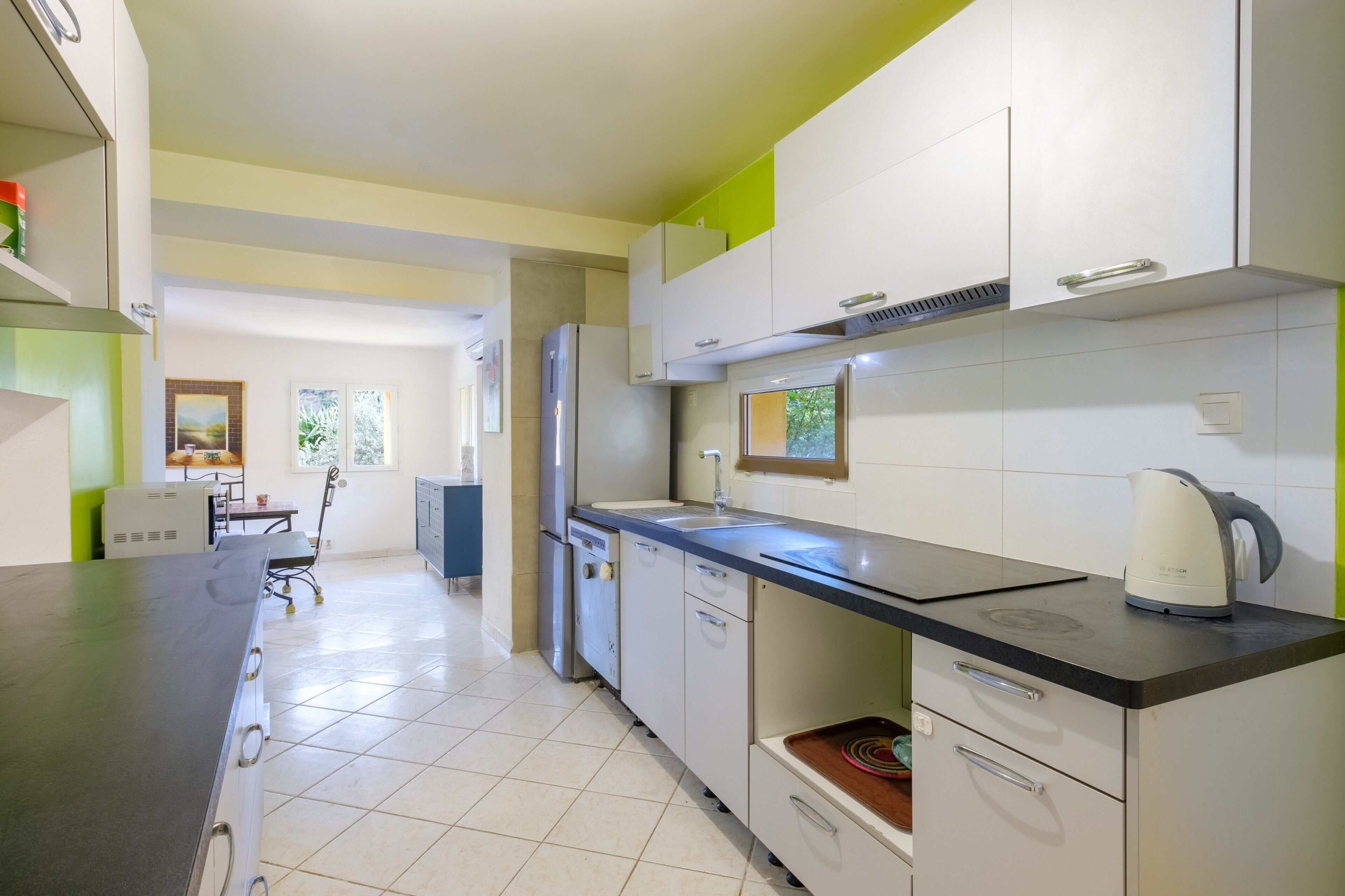 Frigorifero, microonde, forno, piano cottura