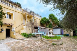 تناول الطعام بالخارج