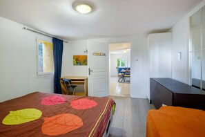 Une chambre à coucher avec un lit, un bureau et une chaise.