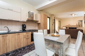 Fridge, oven, stovetop, coffee/tea maker - Apartment 'Le Palme' with Shared Garden, Wi-Fi and Air Conditioning (Catania)