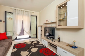 TV - Apartment 'Le Palme' with Shared Garden, Wi-Fi and Air Conditioning (Catania)