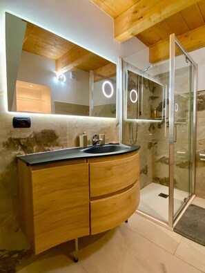 Een douche, een haardroger, handdoeken
