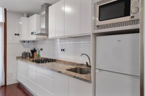 Een koelkast, een magnetron, een oven, een kookplaat