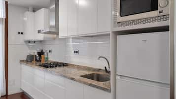 Geladeira, micro-ondas, fogão, cooktop
