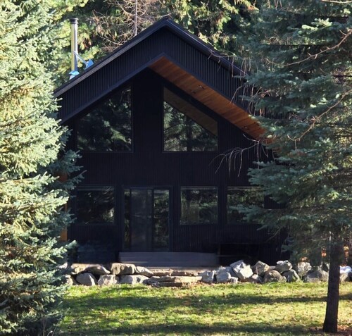 Beautiful Coeur d'Alene River  Waterfront Cabin