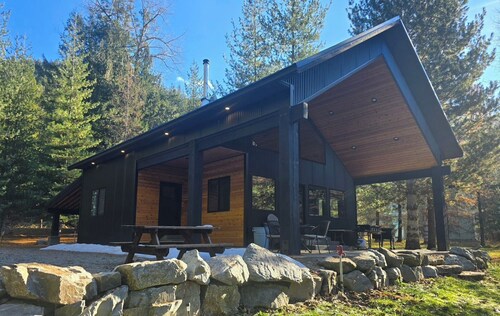 Beautiful Coeur d'Alene River  Waterfront Cabin