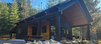 Beautiful Coeur d'Alene River  Waterfront Cabin