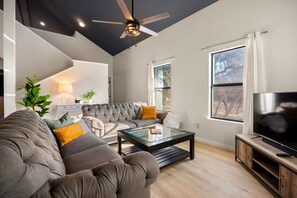 TV - Wimberley Woods: 2/1 + Loft, 5 Miles to Wimberley, 10 Miles to Dripping Springs, Fire Pit (Wimberley)
