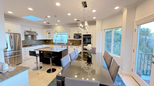 Réfrigérateur, micro-ondes, four, lave-vaisselle