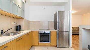 Fridge, oven, stovetop, dishwasher