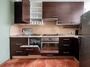 Een koelkast, een oven, een kookplaat, een vaatwasser