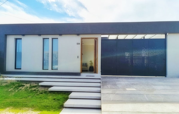 Exterior detail - Casamora wine cellar area with Jacuzzi and garden (Luján de Cuyo)