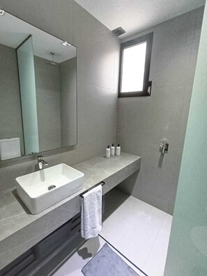 Doccia, asciugacapelli, bidet, asciugamani