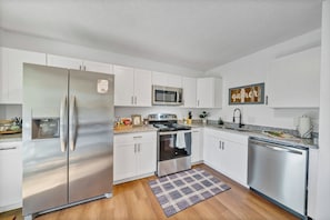 Réfrigérateur, micro-ondes, four, plaque de cuisson