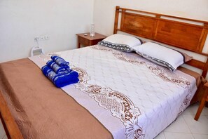4 habitaciones, tabla de planchar con plancha, wifi y ropa de cama 