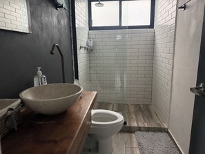 Dusche, Handtücher, Seife, Toilettenpapier