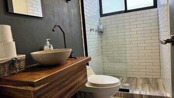 Ducha, toallas, jabón y papel higiénico