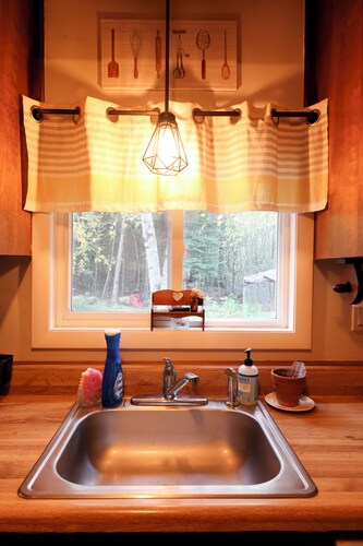 Tiny Home, Big Character. Close to Town, Lake, and Trails! Pet-Friendly!