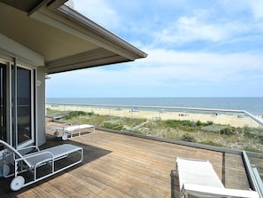 Terrace/patio - Private Beach, Hot Tub w/ Ocean Views, Modern 4BR (Bethany Beach)