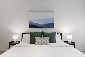 2 bedrooms, iron/ironing board, WiFi, bed sheets - Stylish Escape: Walk to River, Dining & Shops (West End)