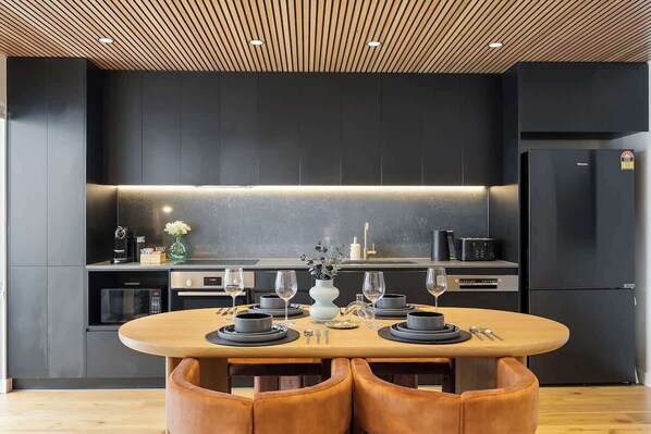 Fridge, microwave, oven, stovetop - Stylish Escape: Walk to River, Dining & Shops (West End)