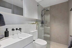 Shower, hair dryer, shampoo - Stylish Apt. w/Car park, Walk to Southbank (West End)