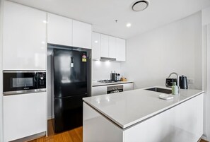 Refrigerador, microondas, horno y parrilla de estufa 