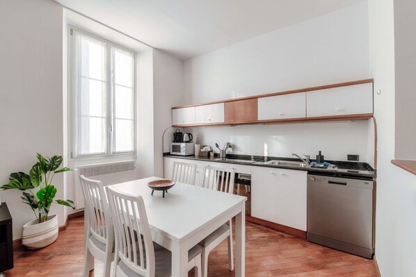 Frigorifero, microonde, forno, piano cottura