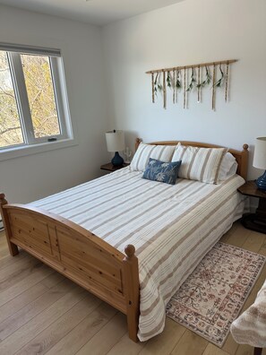 2 bedrooms, iron/ironing board, travel crib, WiFi - Coyote Ridge | Bright and Clean 2BD Loft (Vernon)