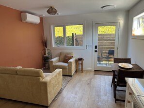 Smart TV - 🌴 Pool + Hot Tub • Modern 2BR Retreat Near Trails & Orchards (Vernon)